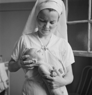 Du domicile à l’hôpital, l’histoire de l’accouchement a connu de grands bouleversements au XXe siècle.