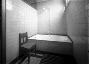 Les bains publics, institutions sanitaires méconnues, nous racontent l’histoire de l’hygiène corporelle et les inégalités qui la traversent. 