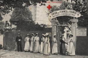 De 1864 à 1940, trois sociétés affiliées à la Croix-Rouge Internationale soutiennent l’armée puis les civils.