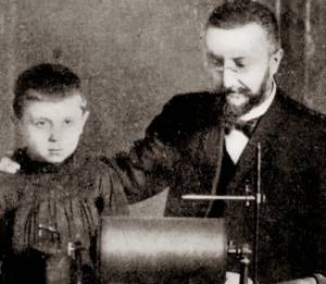 Alfred Binet (1857-1911) Le psychologue français travaillant à la collaboration avec un jeune fille en difficulté, Laraze. 