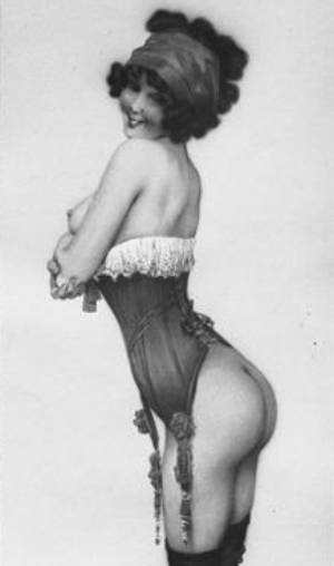 Le corset, utilisé pour contrôler le corps féminin, connaît de nombreuses critiques entre le XVIIIe et le XXe siècle.