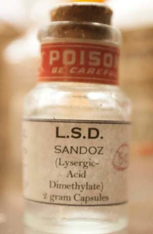 Usages du LSD en médecine : un médicament prometteur mais controversé.
