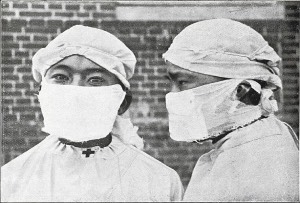 Le masque prophylactique a été généralisé dans le cadre d’épisodes épidémiques brutaux (peste de Mandchourie, « grippe espagnole »…), qui ont fait office de moteurs du développement de politiques publiques de protection face aux maladies.