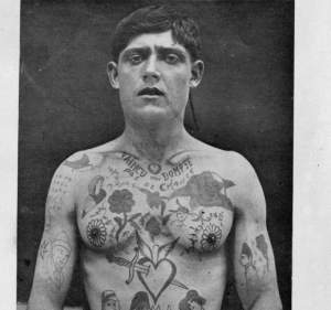 Pratique corporelle et esthétique, le tatouage est associé, au XIXe siècle, au crime et à la déviance sociale.
